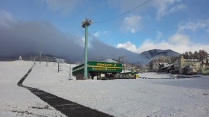 鐘の鳴る丘に雪が降る